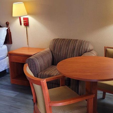Regency Travel Inn Hayti Bagian luar foto