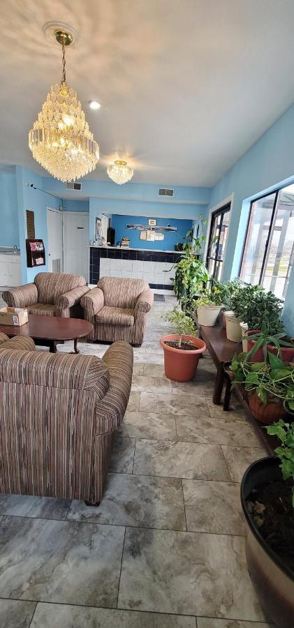 Regency Travel Inn Hayti Bagian luar foto