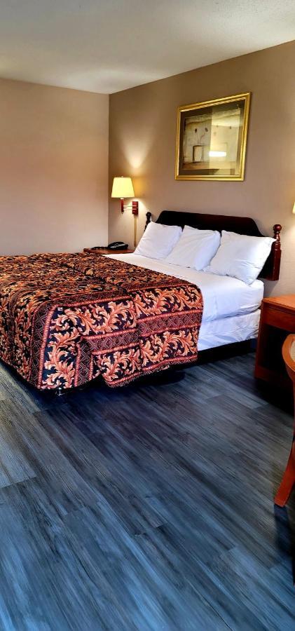 Regency Travel Inn Hayti Bagian luar foto