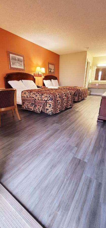 Regency Travel Inn Hayti Bagian luar foto