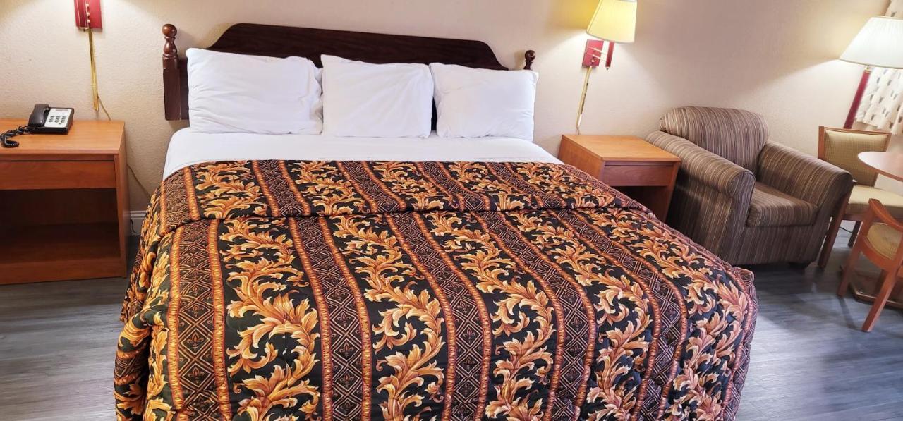 Regency Travel Inn Hayti Bagian luar foto